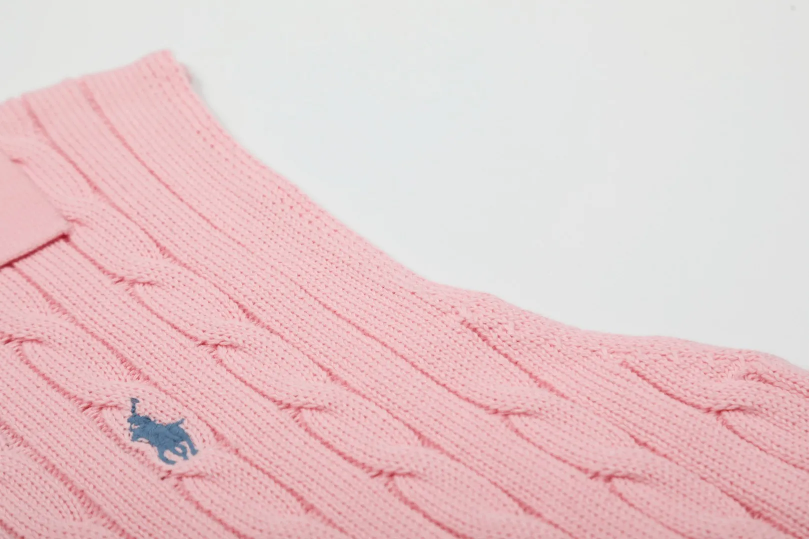 P166 💰 "Top quality" Style number: DS023# (not off the shelves all year round) [Ralph Lauren POLO lapel solid color pony embroidered logo knitted vest short sleeves] ✅Ralph Lauren Ralph Lauren classic basic versatile all-season cardigan knitted POLO vest vest short sleeves ✅Main supplier platform live broadcast Wholesale entity Replacement when out of stock Not off the shelf ✅ZP quality 1:1 version Scan the code to enter the GF website Counter quality ✅Details and quality are the only one in Guangzhou. Imported quality cotton yarn, focusing on high-end, cost-effective. Needless to say good quality. ✅Restore the original version. The maximum size can be worn up to 150 pounds. Loose, comfortable and stress-free. Olive green, denim blue, Chinese red